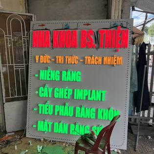 thi-cong-bien-hieu-chu-noi-phong-kham