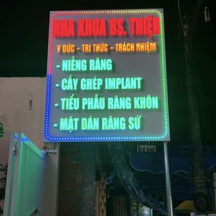 thi-cong-bien-hieu-chu-noi-phong-kham