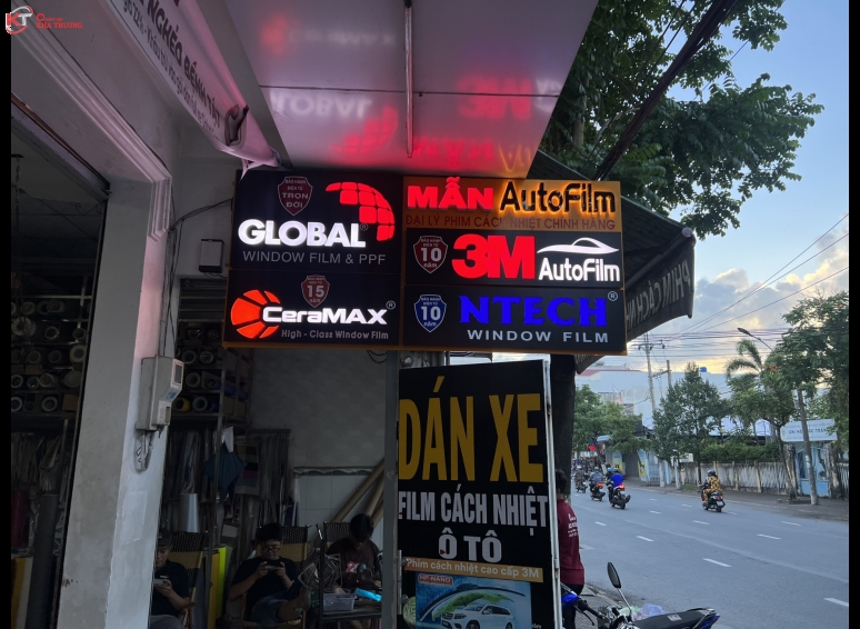 Chữ nổi đèn âm - Cửa hàng dán xe